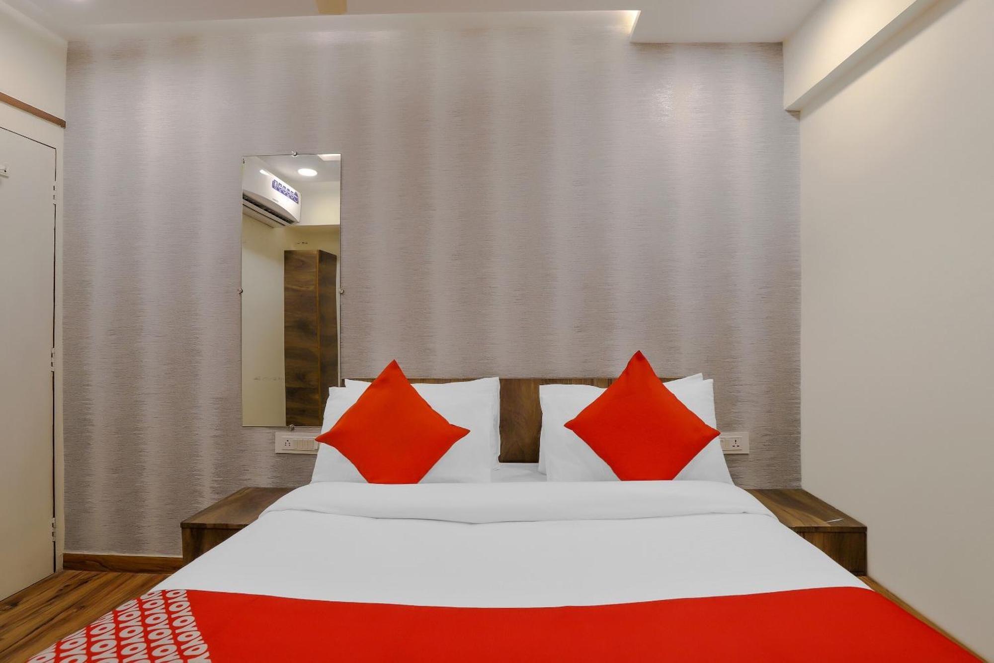 Oyo Hotel Shree Niwas Ahmedabad Exterior foto